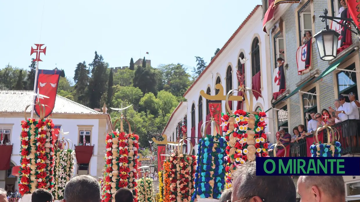 Milhares visitam Tomar para assistir ao cortejo principal da Festa dos Tabuleiros
