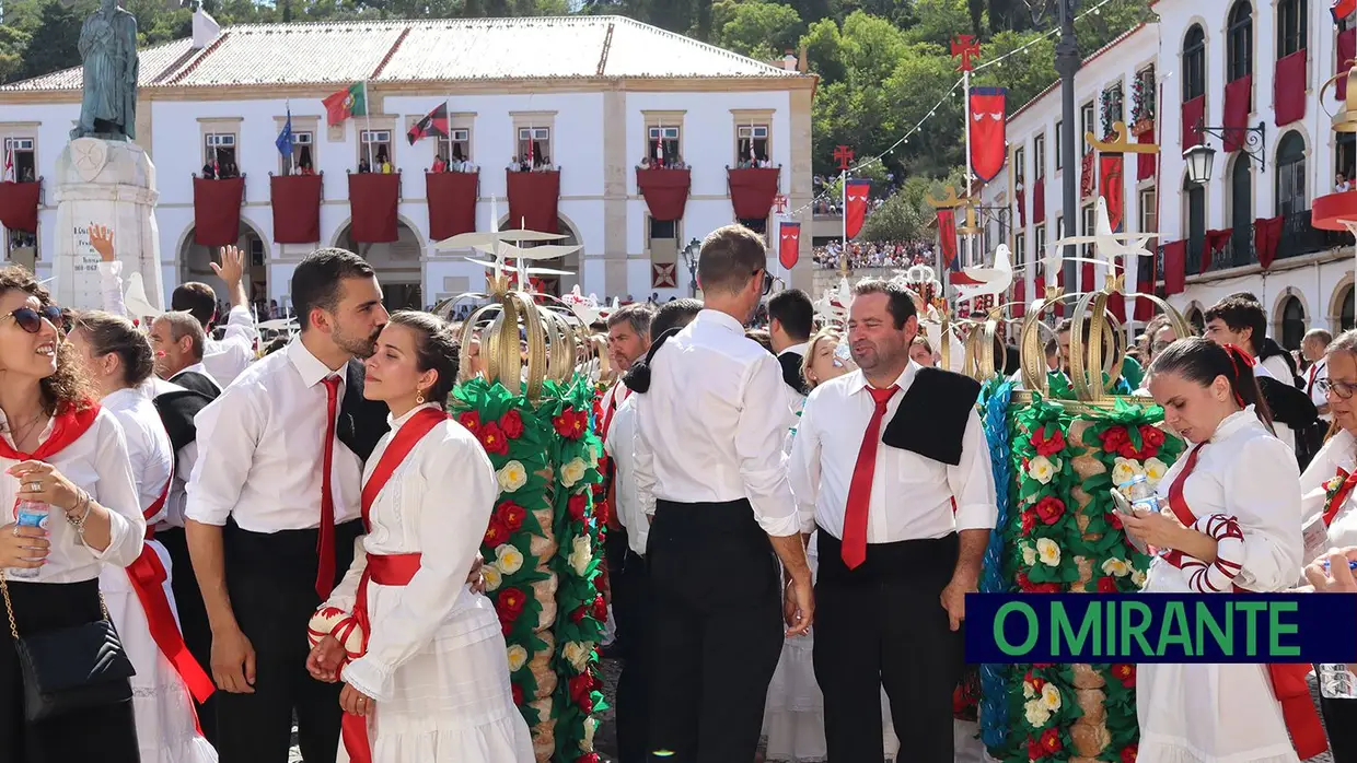 Milhares visitam Tomar para assistir ao cortejo principal da Festa dos Tabuleiros