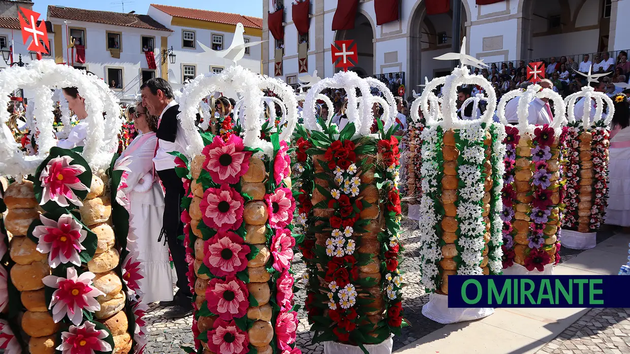 Milhares visitam Tomar para assistir ao cortejo principal da Festa dos Tabuleiros