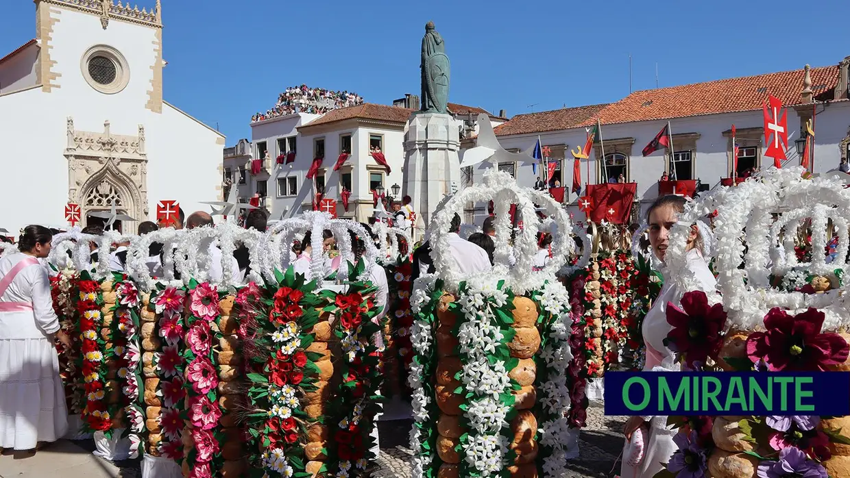 Milhares visitam Tomar para assistir ao cortejo principal da Festa dos Tabuleiros