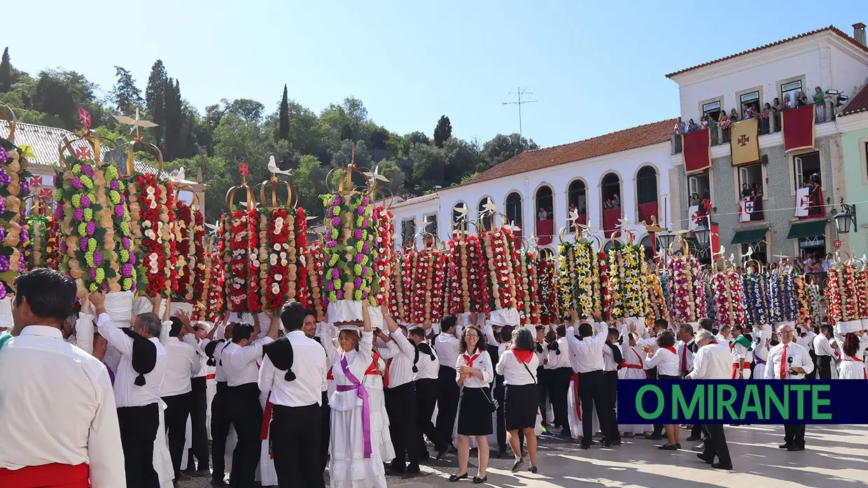 Milhares visitam Tomar para assistir ao cortejo principal da Festa dos Tabuleiros