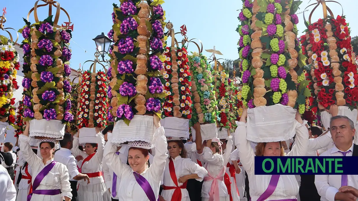 Milhares visitam Tomar para assistir ao cortejo principal da Festa dos Tabuleiros