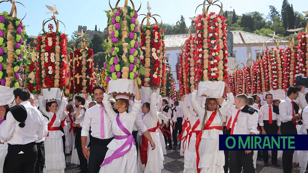 Milhares visitam Tomar para assistir ao cortejo principal da Festa dos Tabuleiros