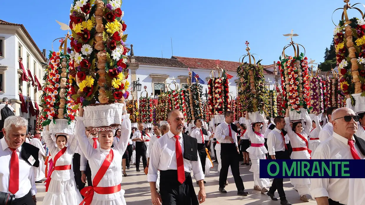 Milhares visitam Tomar para assistir ao cortejo principal da Festa dos Tabuleiros