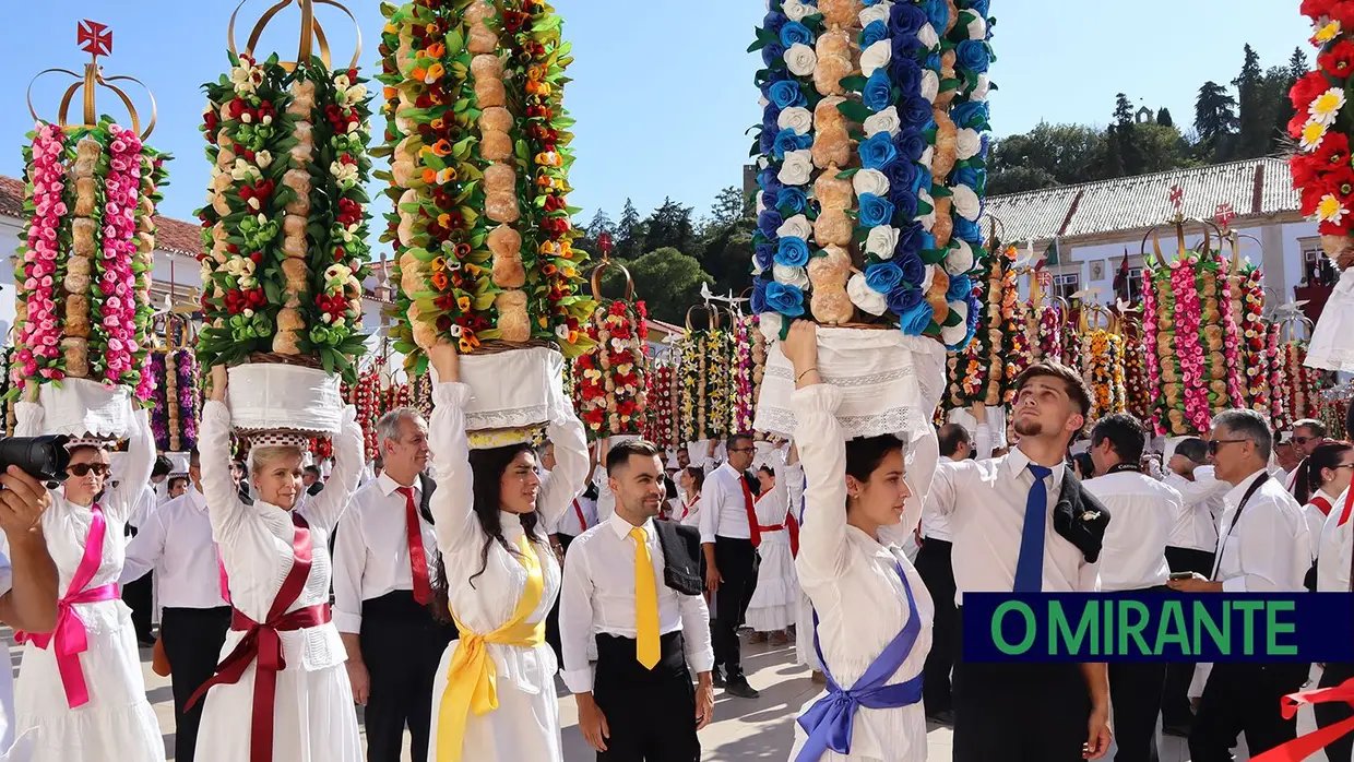 Milhares visitam Tomar para assistir ao cortejo principal da Festa dos Tabuleiros