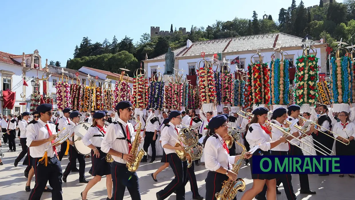 Milhares visitam Tomar para assistir ao cortejo principal da Festa dos Tabuleiros
