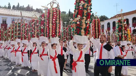 Milhares visitam Tomar para assistir ao cortejo principal da Festa dos Tabuleiros