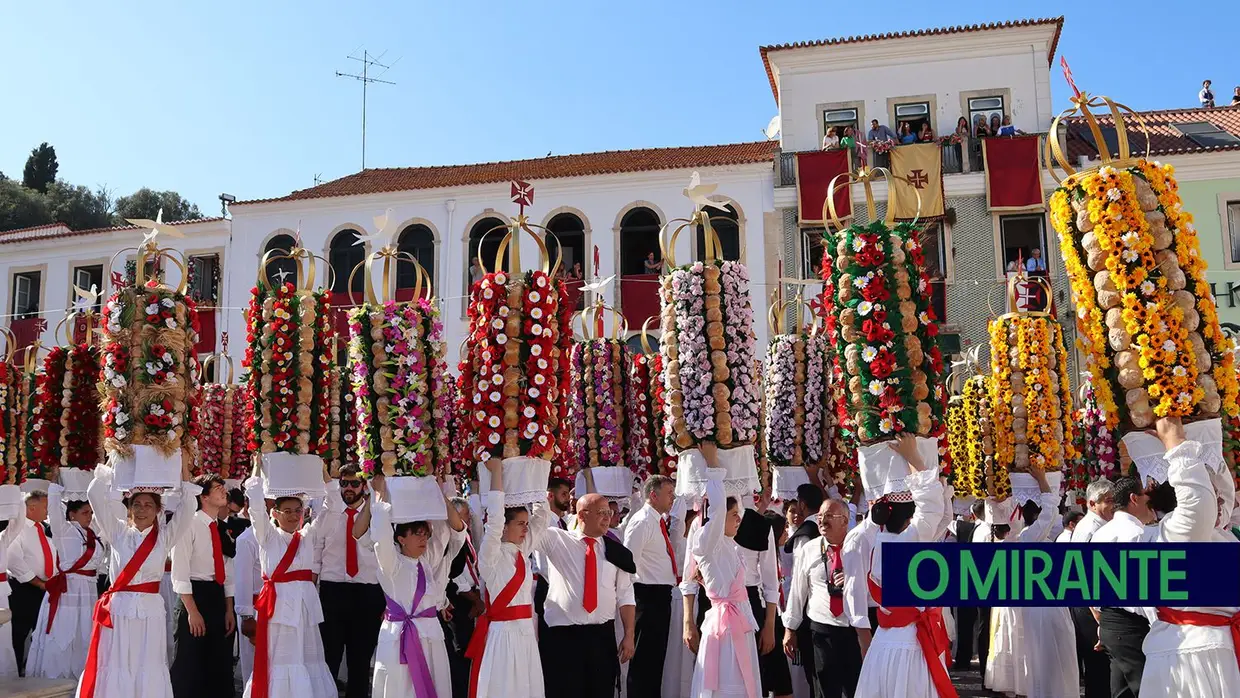 Milhares visitam Tomar para assistir ao cortejo principal da Festa dos Tabuleiros