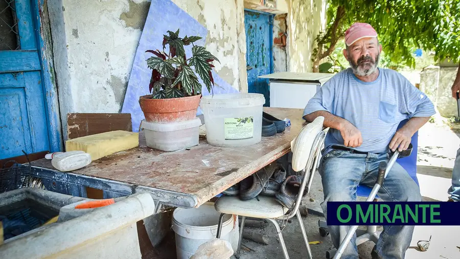 Município prepara solução urgente para morador da Castanheira que vive em barraca Município prepara solução urgente para morador da Castanheira que vive em barraca
