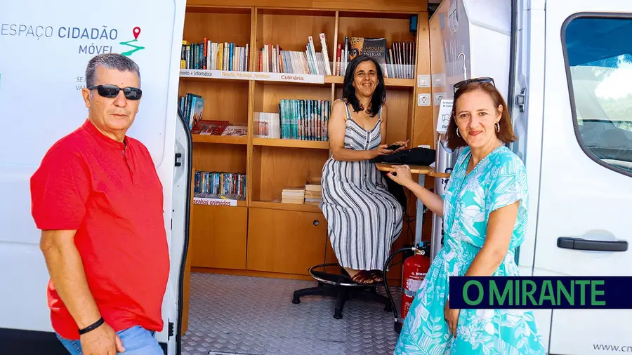 Livros sobre rodas na Bibliomóvel de Almeirim