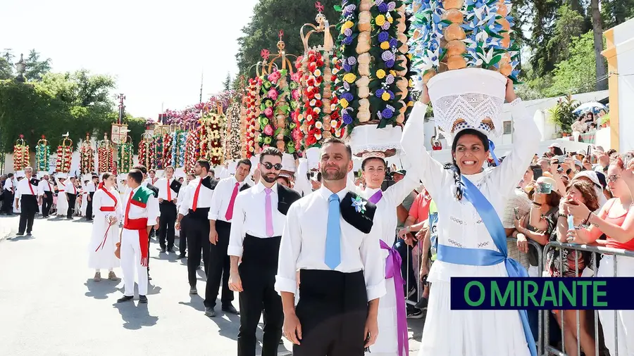 Cortejo da Festa dos Tabuleiros também serve para pagar promessas Cortejo da Festa dos Tabuleiros também serve para pagar promessas
