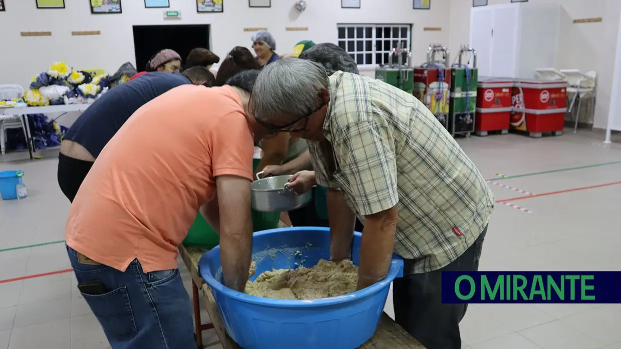 Comunidade junta-se para preparar Festa dos Vales de Cima e chega a trabalhar de madrugada