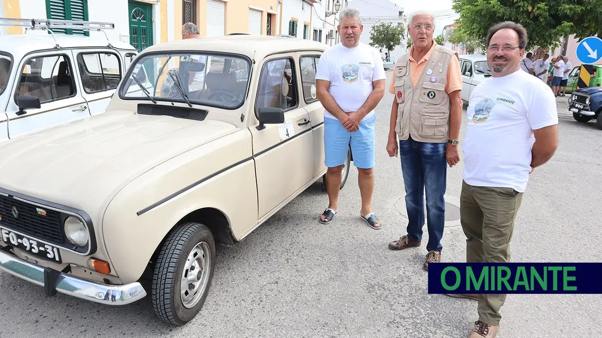 Amantes da 4L fazem centenas de quilómetros para encontro na Chamusca