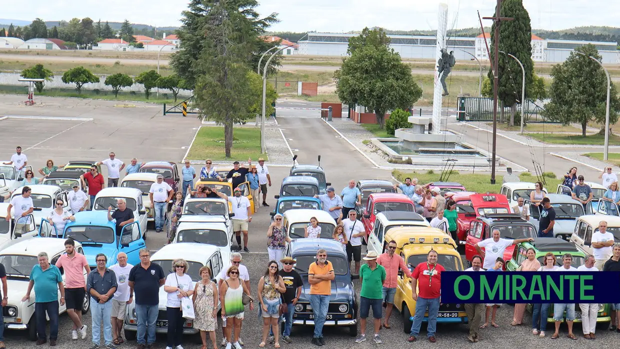 Amantes da 4L fazem centenas de quilómetros para encontro na Chamusca