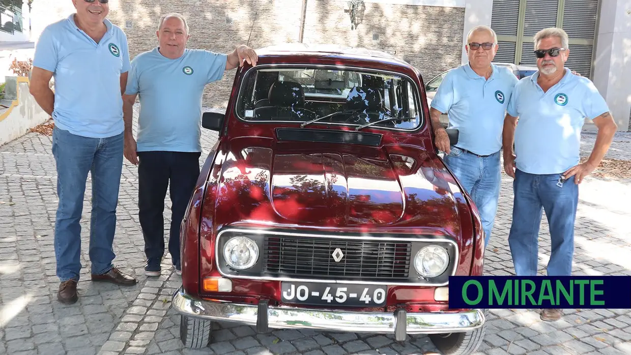 Amantes da 4L fazem centenas de quilómetros para encontro na Chamusca