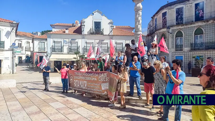 Trabalhadores da Dan Cake manifestaram-se junto à Câmara de Vila Franca de Xira Trabalhadores da Dan Cake manifestaram-se junto à Câmara de Vila Franca de Xira