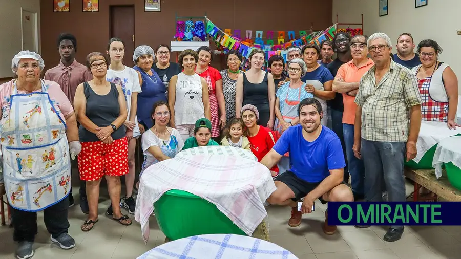 Aldeia de Vales de Cima tem uma festa que une gerações e vive do espírito voluntário Aldeia de Vales de Cima tem uma festa que une gerações e vive do espírito voluntário
