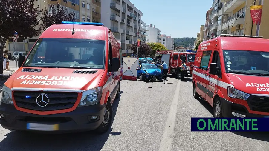 Colisão entre dois ligeiros em Tomar provocou quatro feridos Colisão entre dois ligeiros em Tomar provocou quatro feridos