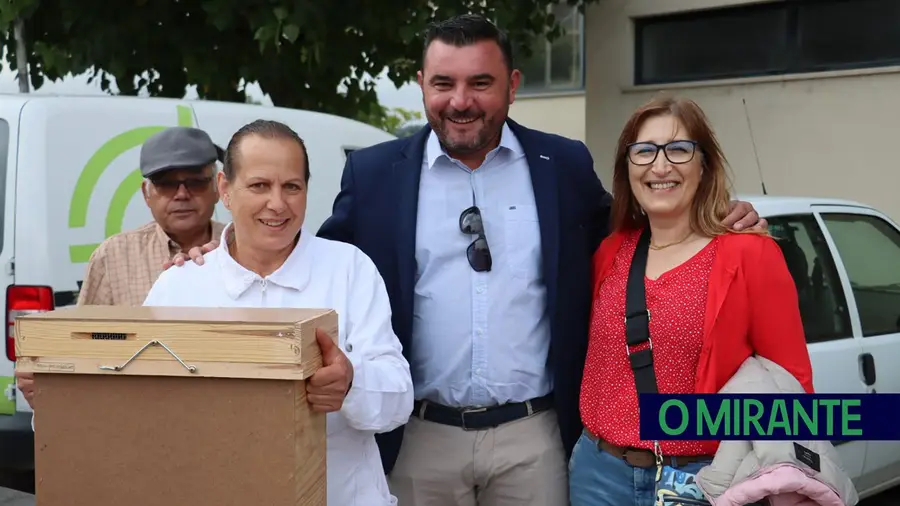 Apicultores de Ourém receberam colónias de abelhas para retoma da actividade Apicultores de Ourém receberam colónias de abelhas para retoma da actividade