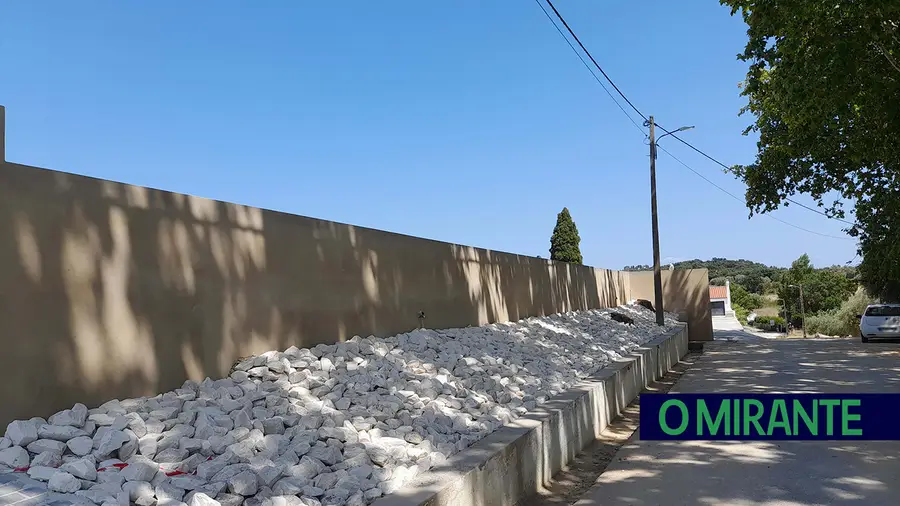 Reconstrução de muro do cemitério de Vale de Figueira custou 56 mil euros