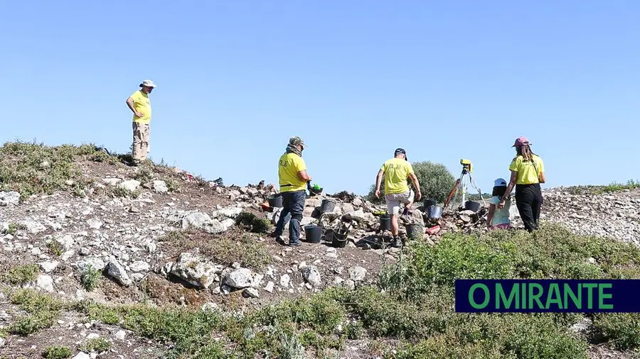 Escavações no Castro de Vila Nova de São Pedro voltam a atrair centenas de curiosos Escavações no Castro de Vila Nova de São Pedro voltam a atrair centenas de curiosos