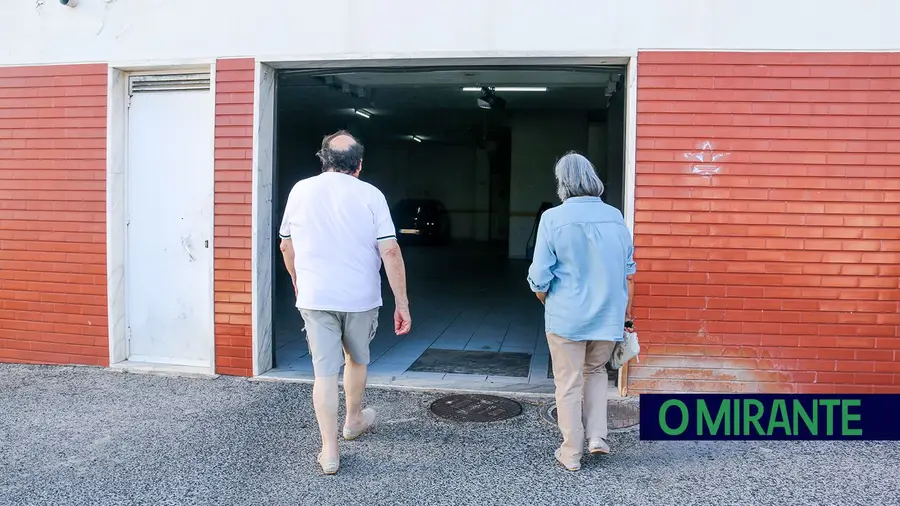 Casal surpreendido por assaltante na garagem do prédio Casal surpreendido por assaltante na garagem do prédio