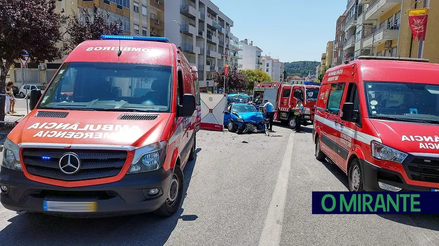 Colisão entre dois ligeiros em Tomar provocou quatro feridos Colisão entre dois ligeiros em Tomar provocou quatro feridos