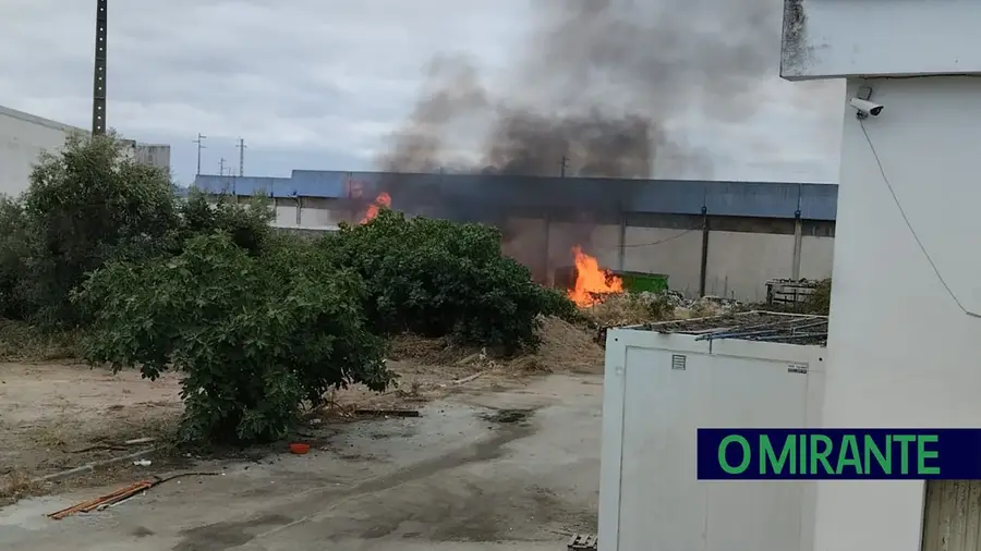 Incêndio em empresa em Samora Correia