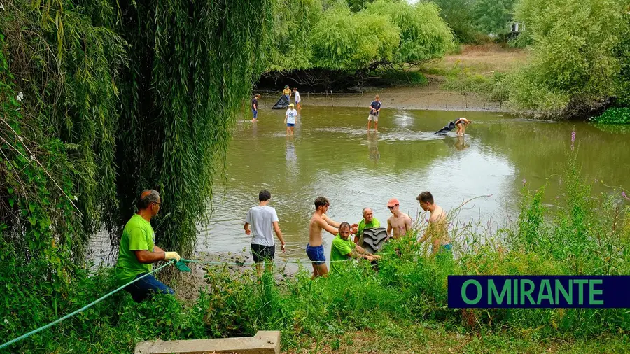 Peregrinos limpam o Rio Sorraia em Benavente