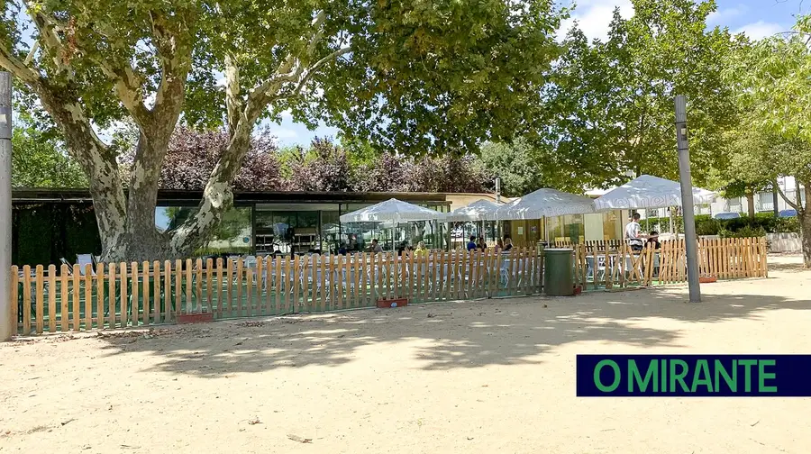 Bar e esplanada do Jardim da República em Santarém com ordem para encerrar