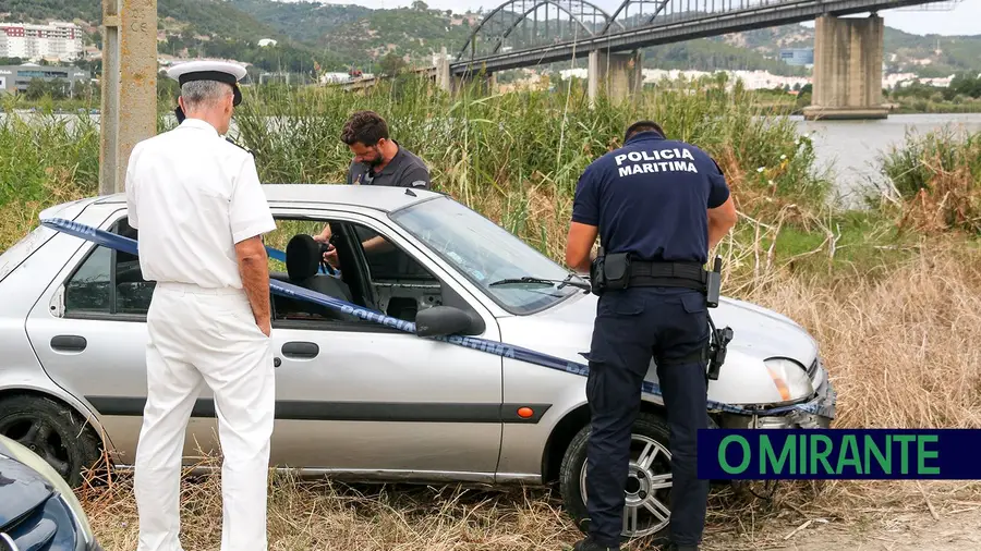 Envolto em mistério carro retirado do Tejo em VFX Envolto em mistério carro retirado do Tejo em VFX