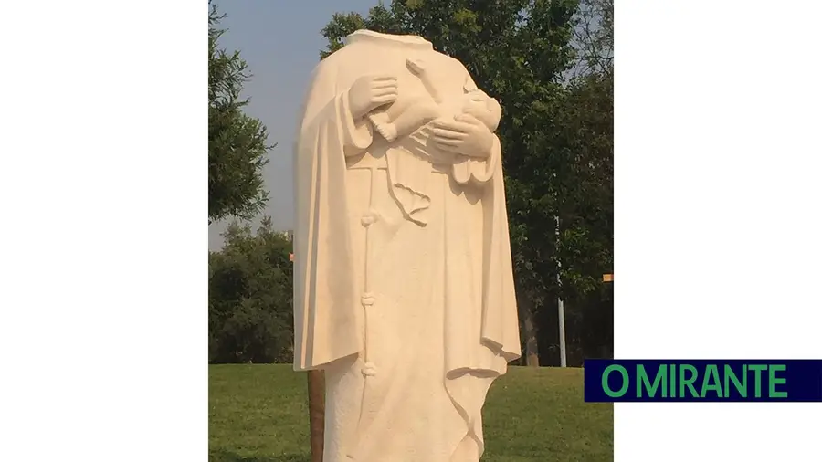 Estátua de Santo António perde a cabeça após acto de vandalismo em Torres Novas Estátua de Santo António perde a cabeça após acto de vandalismo em Torres Novas