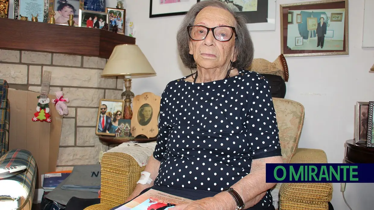 Clotilde Raposo: a pintora autodidacta que aos 94 anos guarda em Vila Moreira a obra da sua vida