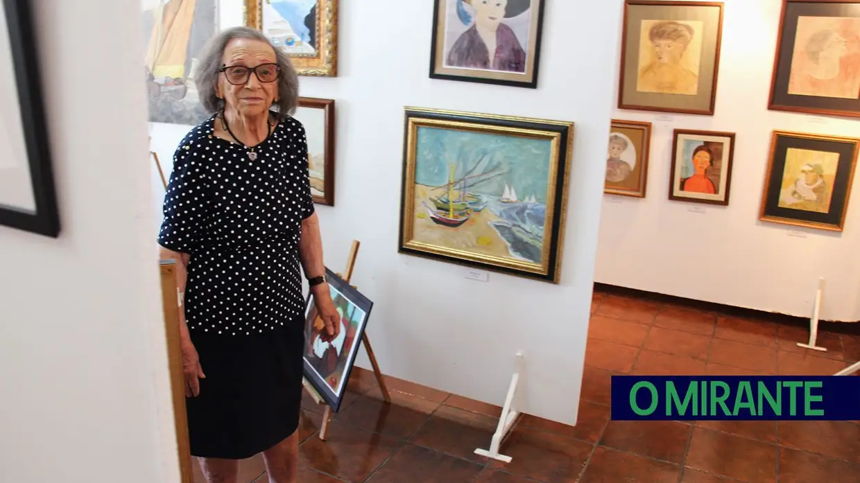 Clotilde Raposo: a pintora autodidacta que aos 94 anos guarda em Vila Moreira a obra da sua vida