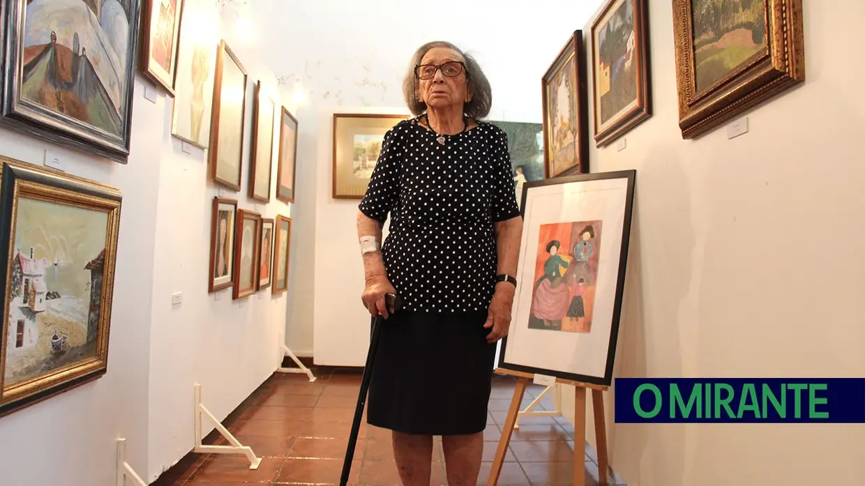 Clotilde Raposo: a pintora autodidacta que aos 94 anos guarda em Vila Moreira a obra da sua vida