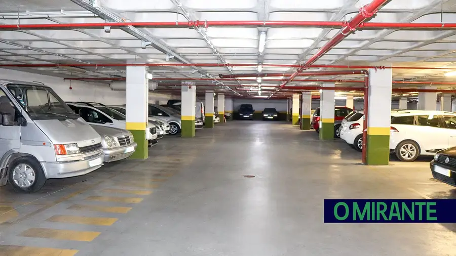 Estacionamento subterrâneo no Cartaxo transformou-se em garagem privada Estacionamento subterrâneo no Cartaxo transformou-se em garagem privada