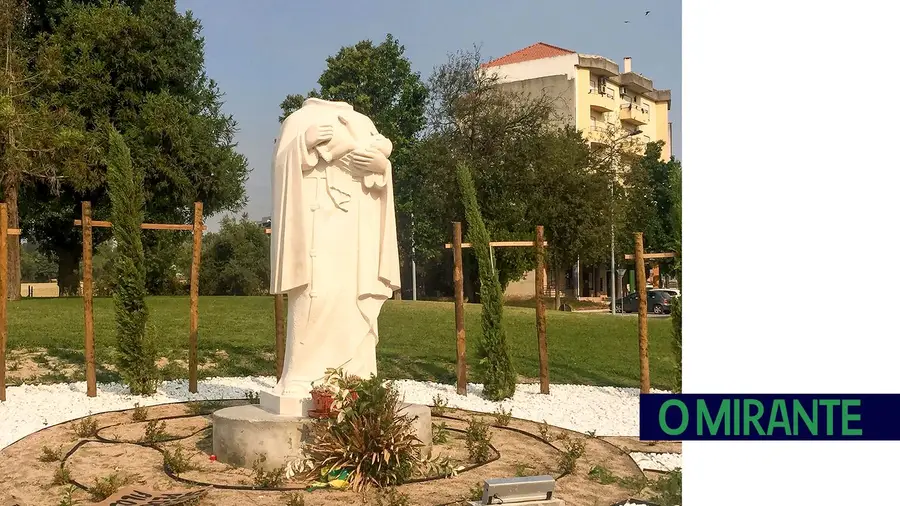 Acto de vandalismo em Torres Novas danifica Estátua de Santo António Acto de vandalismo em Torres Novas danifica Estátua de Santo António