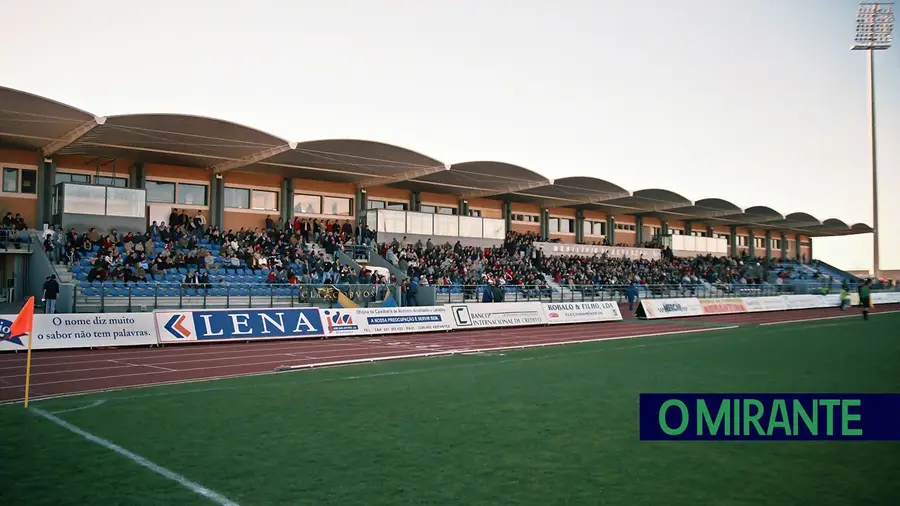 Estádio Municipal de Abrantes reabre após análises negativas a legionella Estádio Municipal de Abrantes reabre após análises negativas a legionella