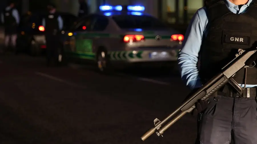 Dois guardas e passageiro de carro em contramão sofrem escoriações Dois guardas e passageiro de carro em contramão sofrem escoriações