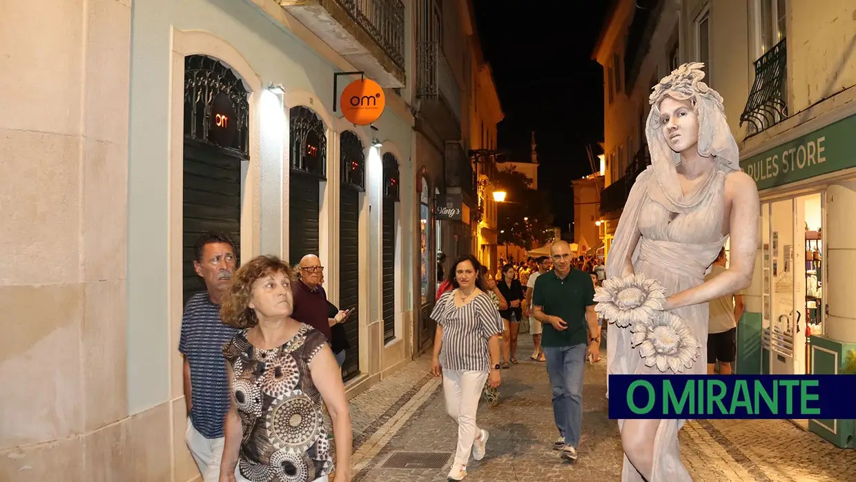 Centenas de pessoas na inauguração do Festival de Estátuas Vivas em Santarém