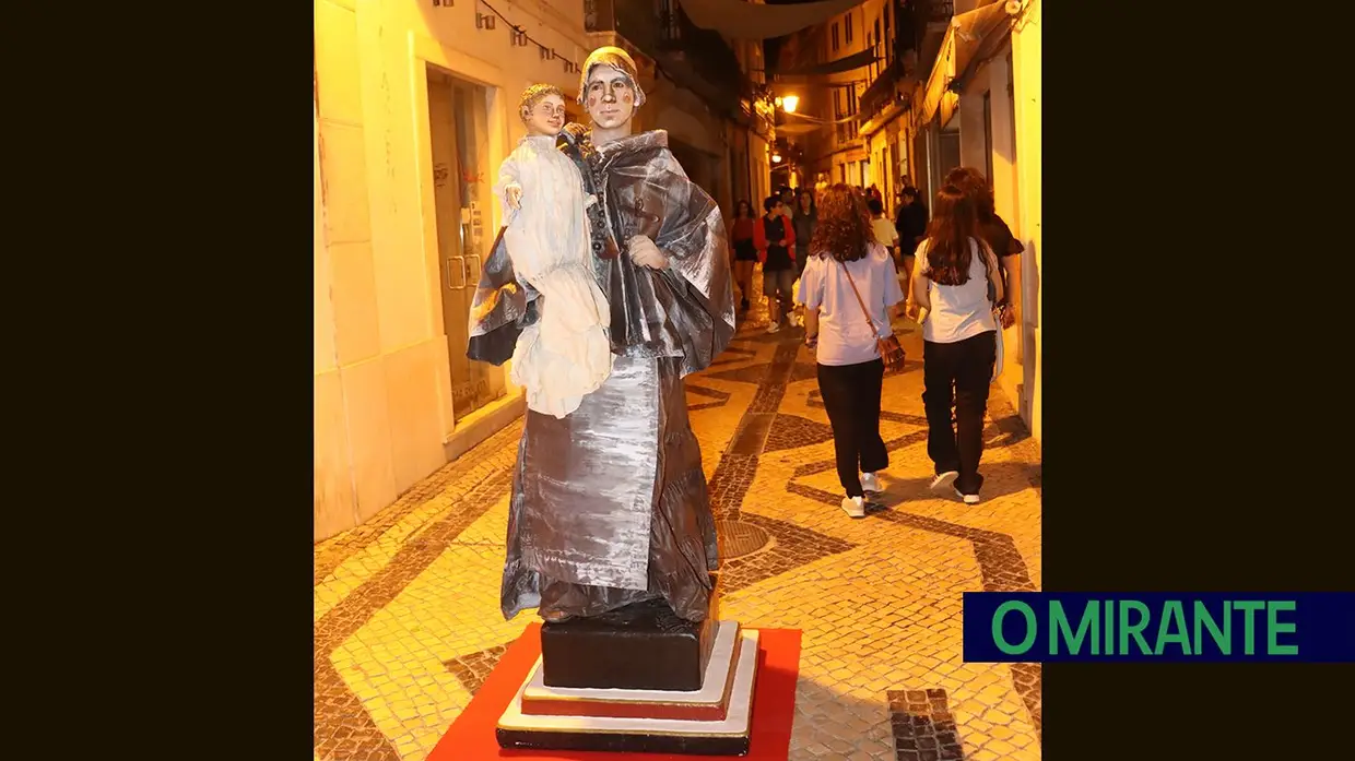 Centenas de pessoas na inauguração do Festival de Estátuas Vivas em Santarém