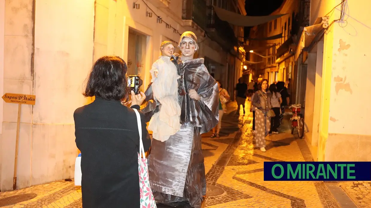 Centenas de pessoas na inauguração do Festival de Estátuas Vivas em Santarém