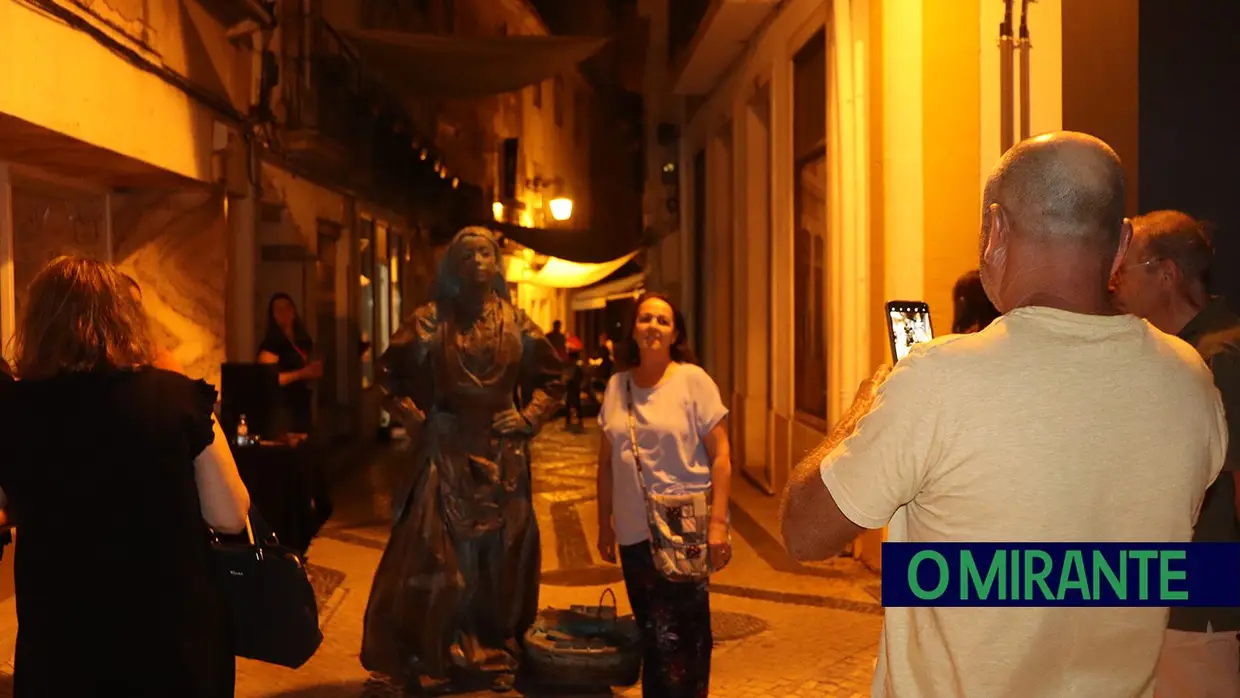 Centenas de pessoas na inauguração do Festival de Estátuas Vivas em Santarém