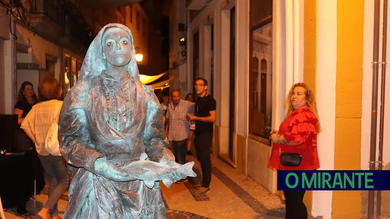 Centenas de pessoas na inauguração do Festival de Estátuas Vivas em Santarém