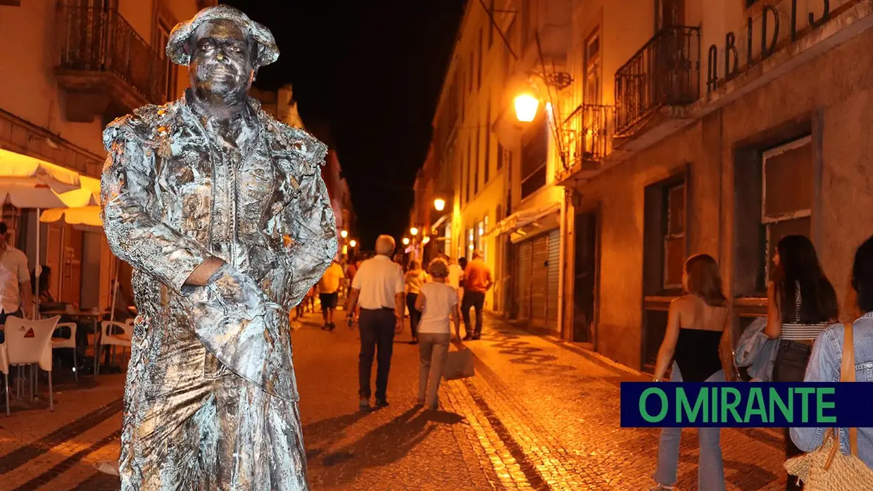 Centenas de pessoas na inauguração do Festival de Estátuas Vivas em Santarém