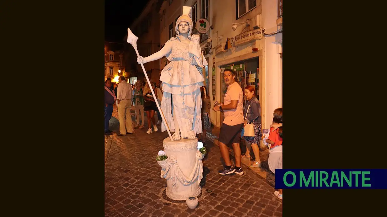 Centenas de pessoas na inauguração do Festival de Estátuas Vivas em Santarém