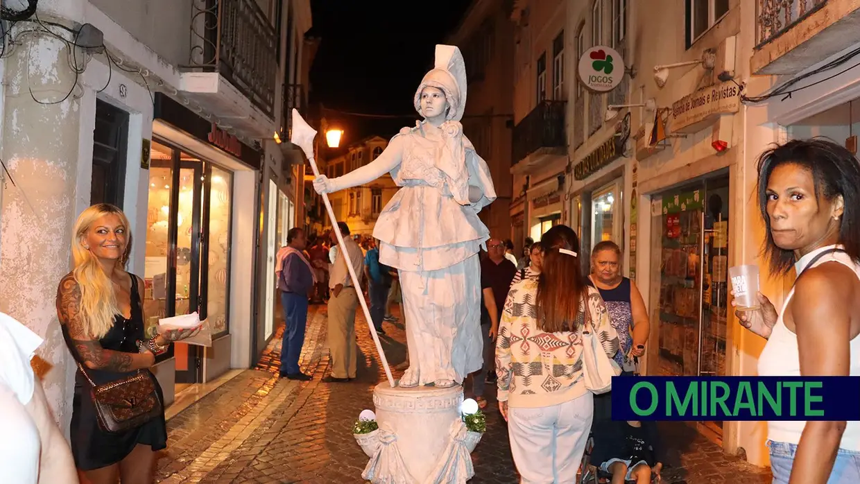 Centenas de pessoas na inauguração do Festival de Estátuas Vivas em Santarém