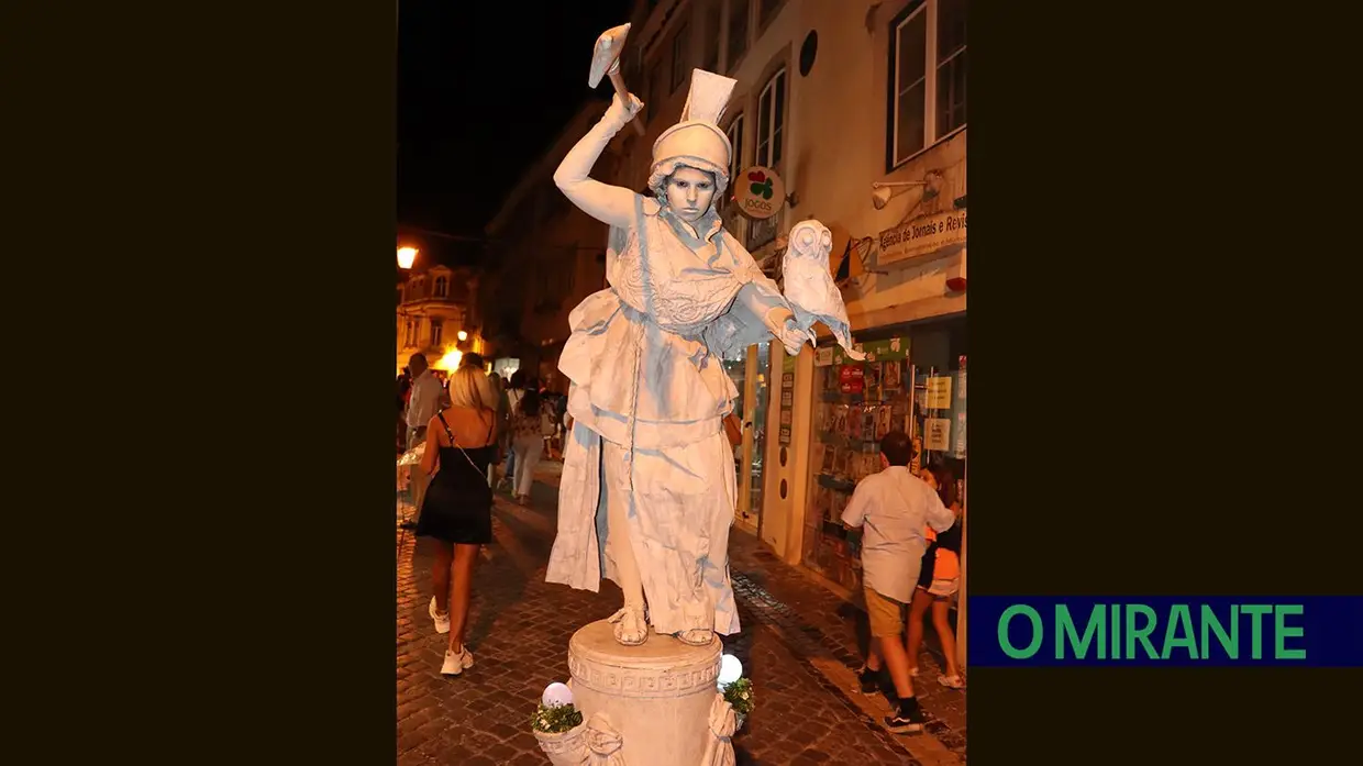 Centenas de pessoas na inauguração do Festival de Estátuas Vivas em Santarém