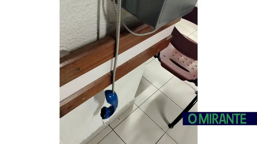 Entra aos pontapés nas urgências e parte telefone do Hospital de Tomar