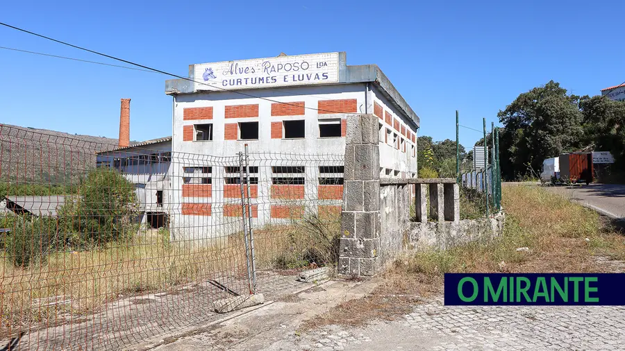 Antiga fábrica em Minde continua a ser depósito de lixo e a manchar a paisagem